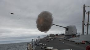 Вперше за 38 років есмінець ВМС США зі 127-мм гармати обстріляв іранське судно, що потрапило на відео