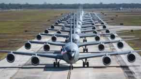 "Летючі авіаносці": США перетворять KC-135 на платформу для запуску дронів прямо в небі
