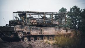 Яке вразливе для дронів місце лишили поляки на танку Leopard 2PL коли поставили на нього "мангал"