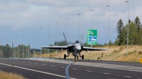 Фіни показали, чим F/A-18 кращий за Gripen під час посадки на шосе