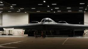 Нова нерозкрита таємниця стратегічного бомбардувальника B-2 Spirit, який помітили із загадковими білими прямокутниками