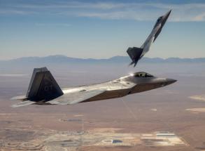 Вперше в історії пілот керував у польоті одночасно і винищувачем F-22, і безпілотним дроном-напарником MQ-20 Avenger
