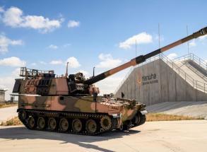 17 років до та понад 4 після контракту знадобилося, щоб перші САУ AS9 зійшли з конвеєра у Австралії