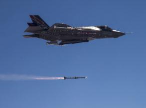Щоб F-35 мав на 50% більше ракет "повітря-повітря" AIM-120, виробник втілює концепцію Sidekick