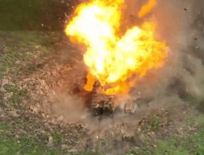Т-90М заїхав у вирву від КАБу, його дістали FPV-дроном: як нашій військові нищать і трофеять ворожі "Прориви"