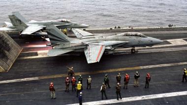 Легендарні F-14 Tomcat знов літатимуть, навіщо США відновлюють ці винищувачі після 20 років простою в пустелі, і як Іран ледь не зробив це неможливим