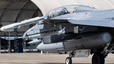 Створену для України ракету AGM-188A Rusty Dagger успішно інтегрували на F-16 - перші фото ракети під крилом винищувача