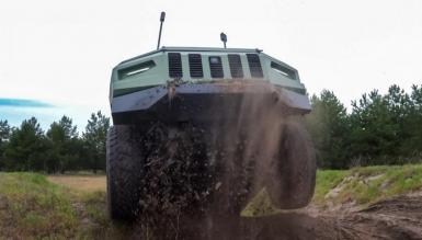 З’явилося рідкісне відео найбільшого українського НРК Protector на полі бою, який може везти тонну вантажу