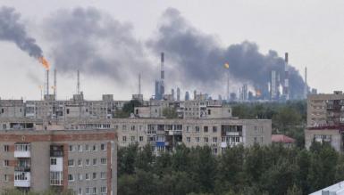 Найпотужніший російський НПЗ палає, на Омський нафтопереробний завод завітали українські дрони, що стало найдалекобійнішим ударом на понад 2500 км