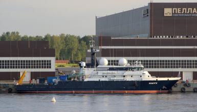 Рашисти так бояться українських дронів, що "замангалили" корабель, але чи врятує їх це, й що там моги сховати на борту