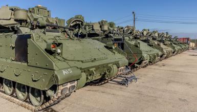 Легендарні БМП Bradley зі "щитом" проти дронів та ПТРК у версії M2A4E1 надійшли на озброєння армії США