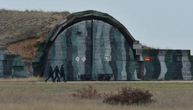 Рашисти почали бідкатись, що українські дрони тепер пробивають бетонні укриття для літаків, які РФ посилено будувала