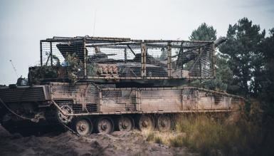 Яке вразливе для дронів місце лишили поляки на танку Leopard 2PL коли поставили на нього "мангал"