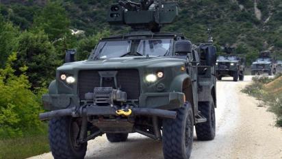 Яка країна віддала Україні всі свої танки та тепер будує армію навколо колісних броньовиків та безпілотників