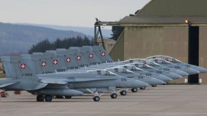 Хто може потрапити у пастку, бо  хоче витиснути максимум з F/A-18C/D та стареньких F-5​E/F, поки чекає на F-35