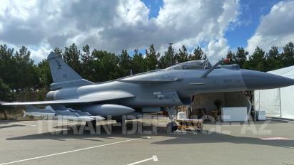 Невже винищувач, який збив Rafale, хочуть мати і в Азербайджані, де представили J-10CE у незвичному для Китаю вигляді