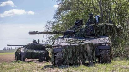 Яка держава НАТО має ще в запасі CV90 та FH70, і чи погодиться продати цю зброю для ЗСУ