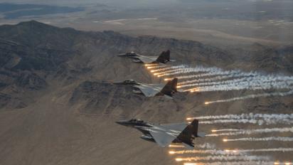 Один F/A-18 Hornet "переміг" одразу три F-15E Strike Eagle, встановивши новий рекорд, нові деталі найдорожчого friendly fire в історії