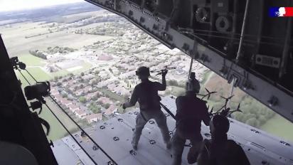 Навіщо французи кидаються FPV-дронами з вантажного літака A400M прямо на ходу