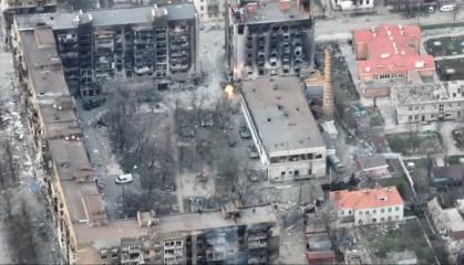 "Азов" одним пострілом знищив два танки: відео міських боїв у Маріуполі (відео)