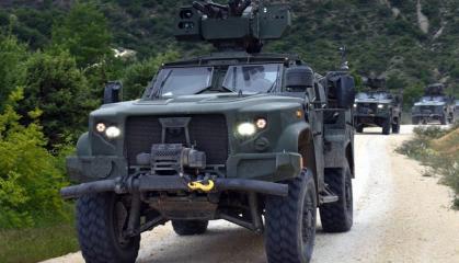 Яка країна віддала Україні всі свої танки та тепер будує армію навколо колісних броньовиків та безпілотників