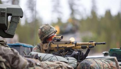 Німці також хочуть дешево збивати дрони з кулеметів, тож перевірять, як із цим допоможе "розумний" приціл