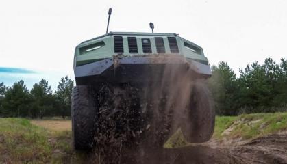 З’явилося рідкісне відео найбільшого українського НРК Protector на полі бою, який може везти тонну вантажу