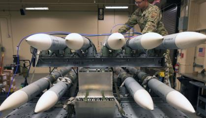 США не просто зупинили допомогу Україні озброєнням, це перегляд розподілу виробництва: і варіант купити тут не рятує