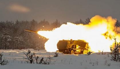 Досвід ЗСУ показав переваги HIMARS, але США роблять з нього радянський "Град" із ручним перезаряджанням