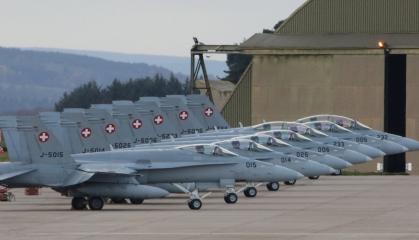 Хто може потрапити у пастку, бо  хоче витиснути максимум з F/A-18C/D та стареньких F-5​E/F, поки чекає на F-35