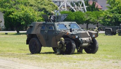 Звичайні цивільні позашляховики розглядають на заміну бронеавтомобілів Komatsu LAV у Японії