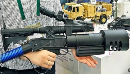 "Космічний" бластер проти FPV-дронів як у росіян: Індонезія представила свій ручний зенітний лазер