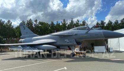 Невже винищувач, який збив Rafale, хочуть мати і в Азербайджані, де представили J-10CE у незвичному для Китаю вигляді