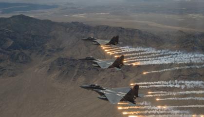 Один F/A-18 Hornet "переміг" одразу три F-15E Strike Eagle, встановивши новий рекорд, нові деталі найдорожчого friendly fire в історії