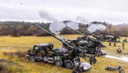 Французи вирішили, що якщо 16 САУ CAESAR поділити на більше дивізіонів, то дронам РФ стане складніше влучати