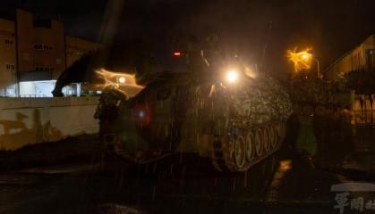 Тайвань показав, як боронитиметься від Китаю: барикади на дорогах, танки на вулицях, ракети у хащах та гарячі заправки F-16