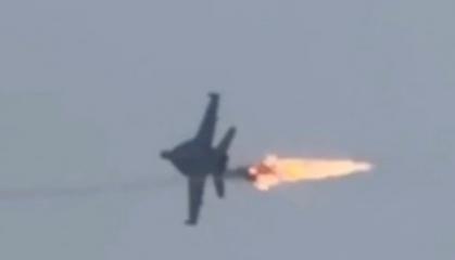 Розбір, як F/A-18 пощастило ухилитись від іранської зенітної ракети, та що ще можна помітити на відео