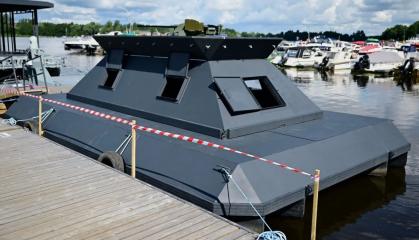 У підкопченій українськими дронами Ленінградській області рашисти показали плоти для захисту від "Лютих" та FP-1