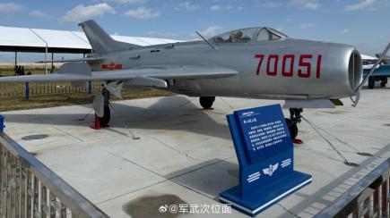 Китай накопичує J-6W на основі копії МиГ-19 з дальністю до 700 км та 250 кг навантаження, яка роль таких БПЛА