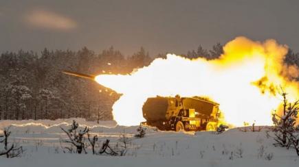 Досвід ЗСУ показав переваги HIMARS, але США роблять з нього радянський "Град" із ручним перезаряджанням