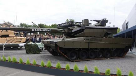 140-мм гармата вже відстрілялася на ходу, а встановлювати нема куди, бо Франція розучилася робити шасі танків