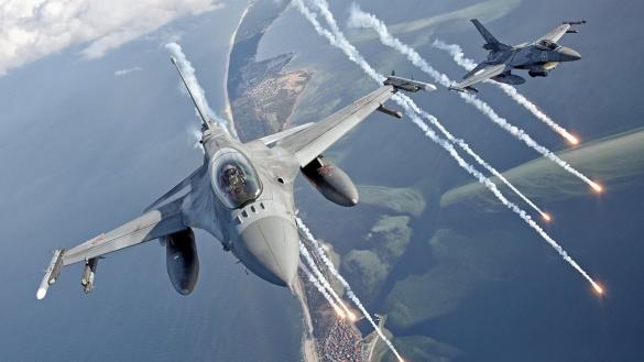 У Польщі знайшли причини, чому 4 винищувача з літаком ДРЛВ не змогли збити одну крилату ракету