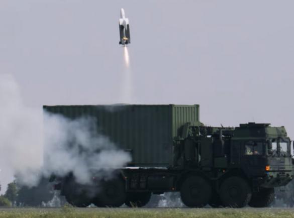 Поки невідомо чи постачалися дрони FV-014 до України Rheinmetall показав його запуск з 6-метрового контейнера