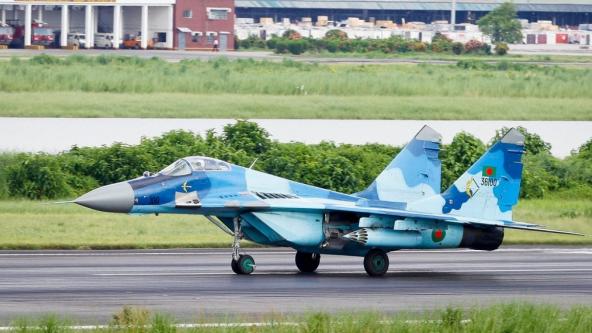 Бангладеш має вісім МиГ-29 та копії МиГ-21, хоче купити J-10CE з Китаю, чим показово