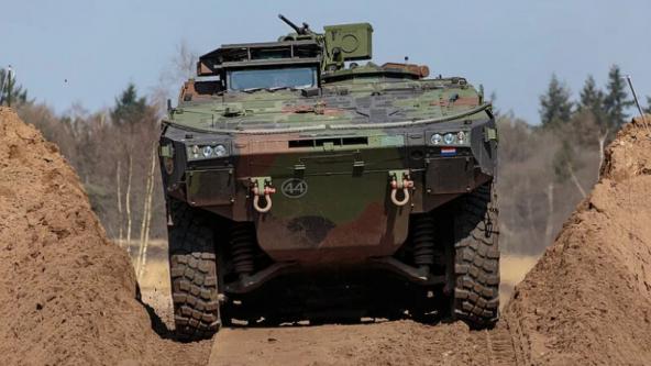 На конвеєр до авто преміум класу приєднаються 25-тонні броньовики, аби в 6 разів збільшити виробництво GTK Boxer