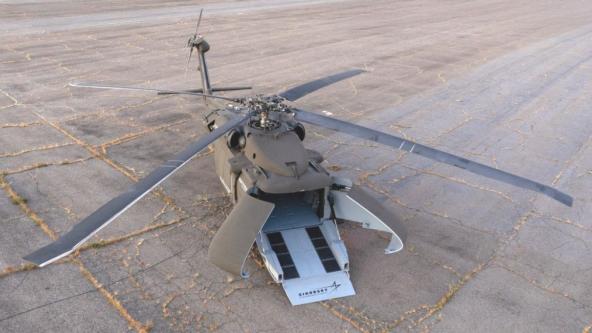 Кабіну Black Hawk замінили на двері-розкладачки, зробивши БПЛА U-Hawk для висадки НРК та безекіпажних перевезень