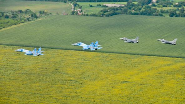 Як F-16 вже були в Україні та літали разом з Су-27 Повітряних сил у фото та відео