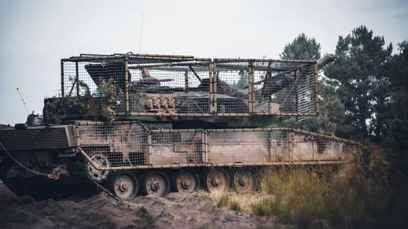 Яке вразливе для дронів місце лишили поляки на танку Leopard 2PL коли поставили на нього "мангал"