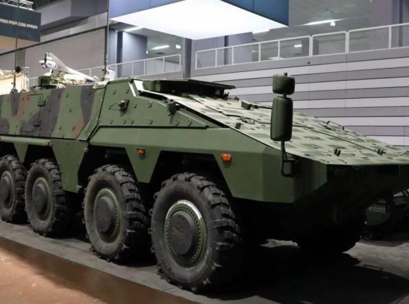 Аби оператори дронів не були беззахисними, KNDS зробили їм пункт управління Boxer UxV CS на базі важкого броньовика