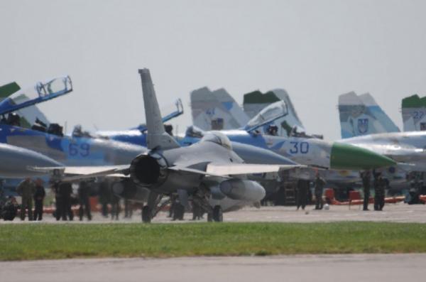 Хто шукає заміну списаним МиГ-29 та підсанкційним Су-30, чому навчання на F-16 триватимуть довше та інші новини тижня від Defense Express